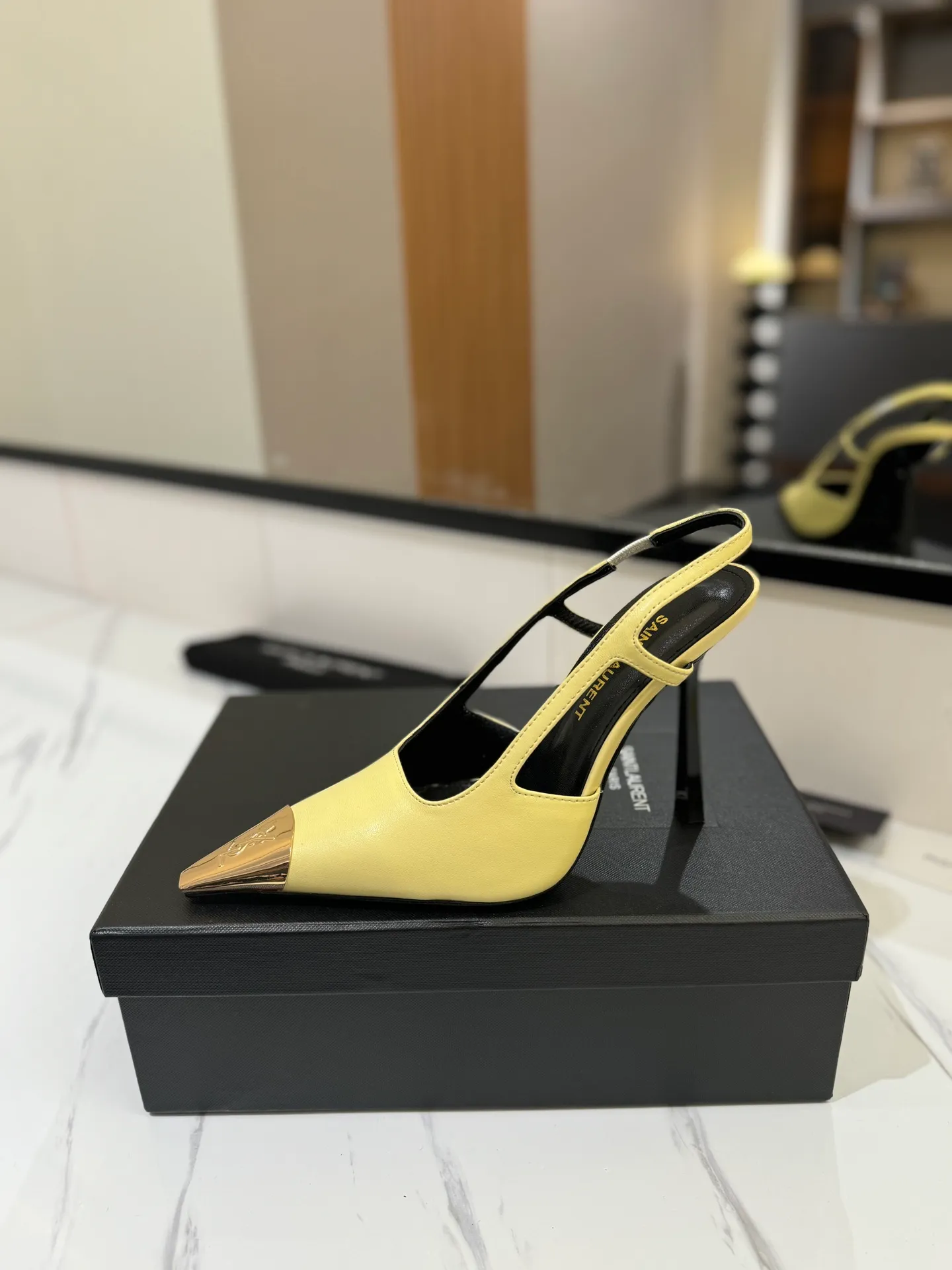 👟👟Ex-factory price 600👟👟 saint laurent ss24 new arrival～ Saint Laurent ysl 2024 spring and summer｜New high-heeled shoes🆕 Beautiful, refined and elegant! The 10cm foot is very stable, so feel free to put it in! The heel is custom-made from a new mold, and the height is the same as the original one. Various incorrect versions are % high-end and sexy, YSL still understands women best❤️ ⚠️The entire upper and lining are made of one piece without joints, which consumes more materials and costs more! Moreover, the material, fabric and lining are all made from more than 20 pieces of genuine custom-made calfskin. The upper is made of custom-made calfskin, the lining is made of calfskin, and the genuine leather outsole imported from Italy. Heel height: 10cm. Size: 35-39 (40 and 41 are custom-made and cannot be returned or exchanged)